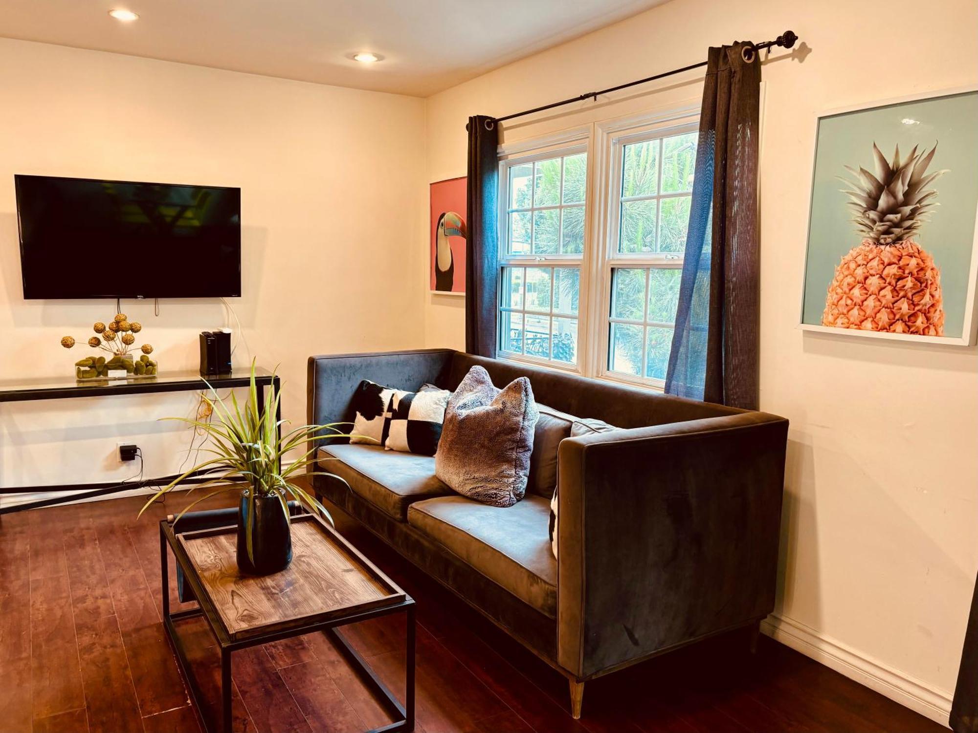 Centrally Located 2 Bed Ucla Appartement