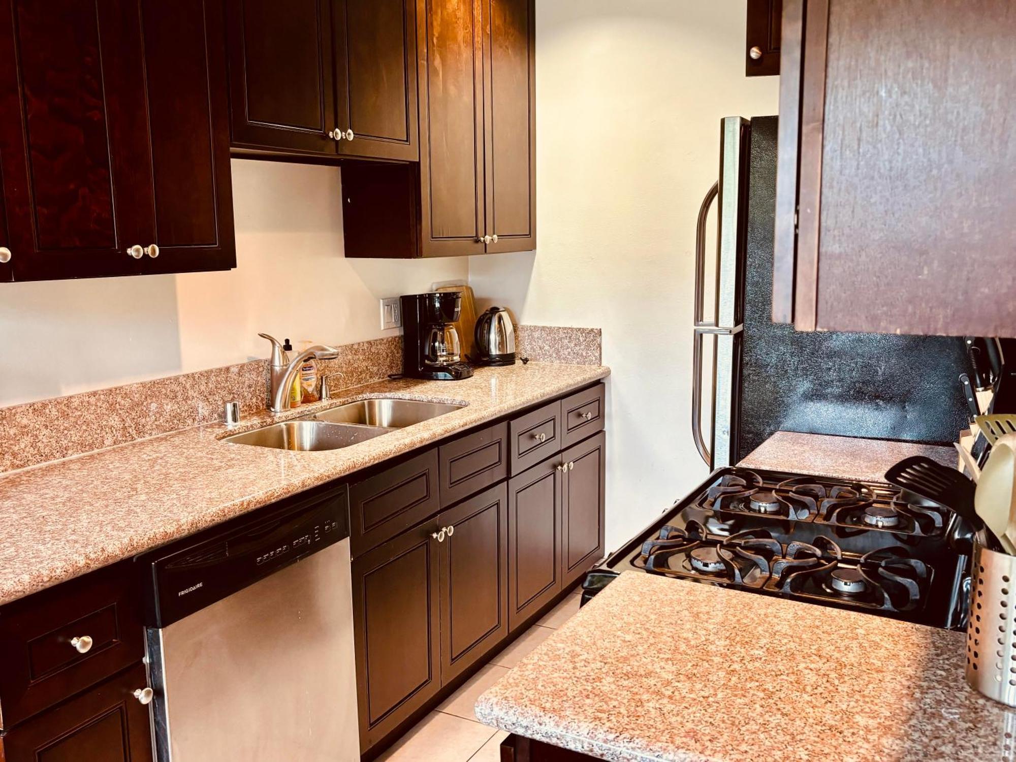 Centrally Located 2 Bed Ucla Appartement *